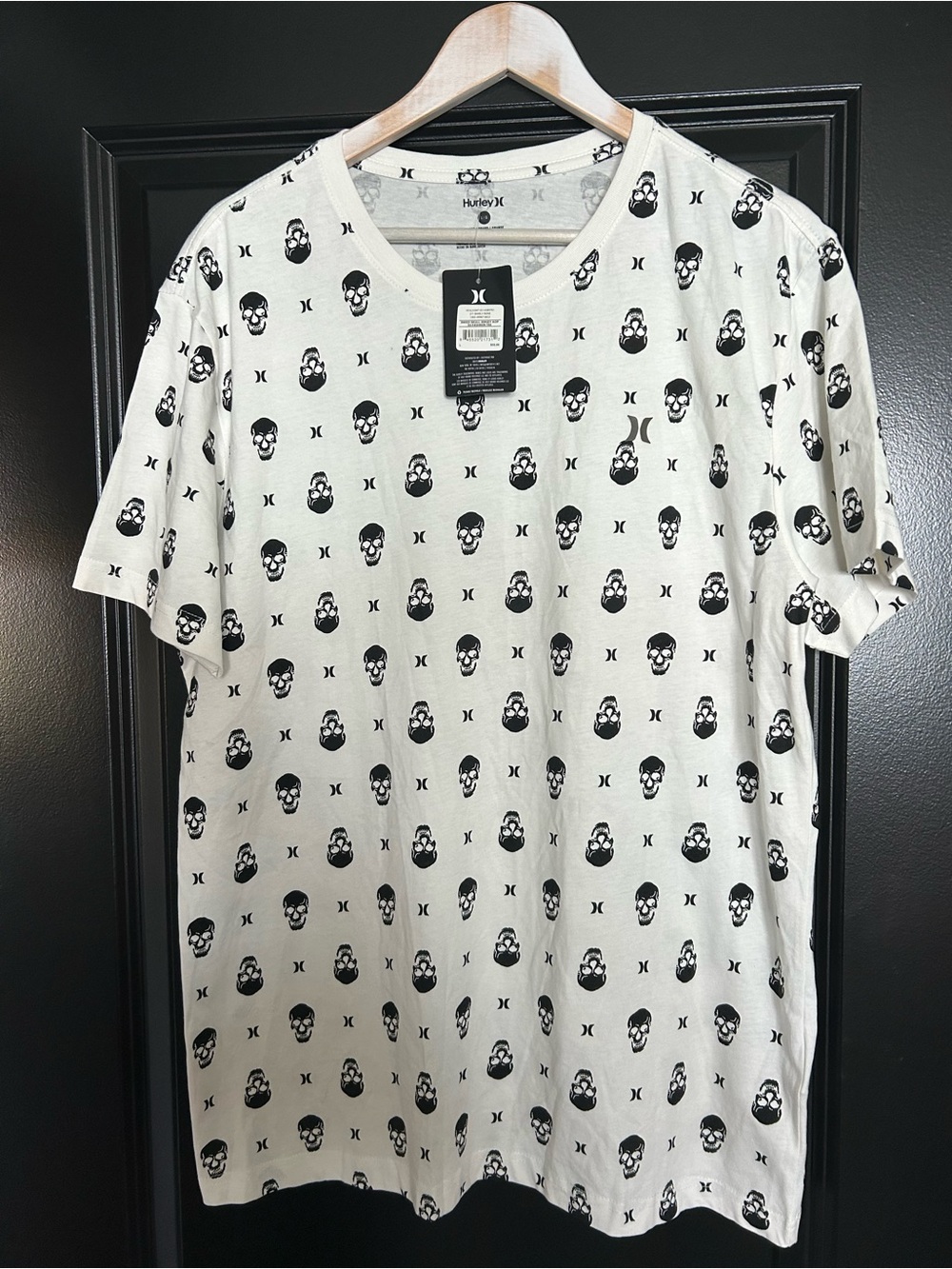 Hurley White Short Sleeve Tee with Black Skull All-Over Print large NWT